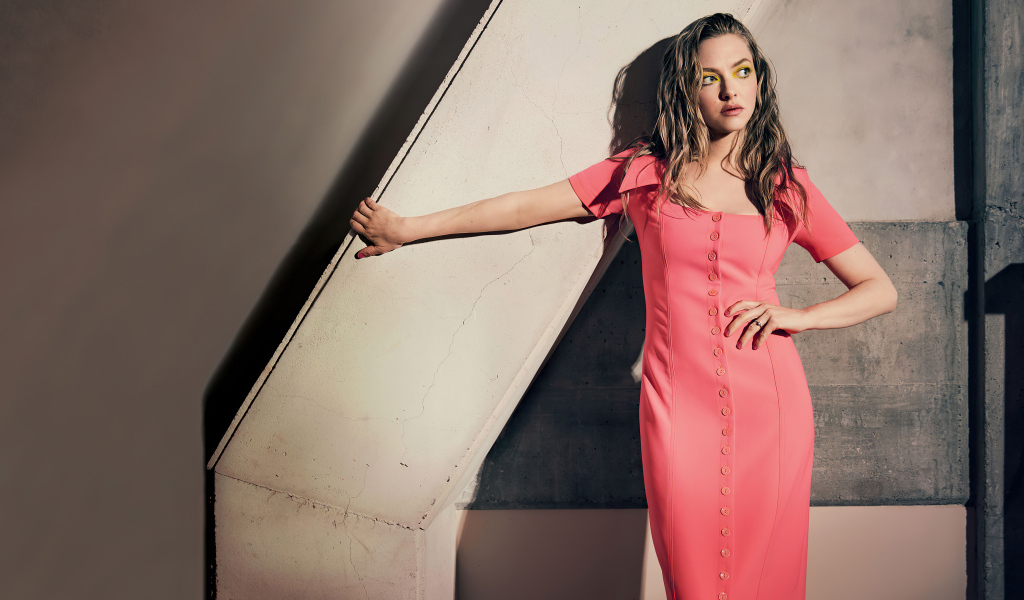 Актриса Аманда Сайфред в розовом платье