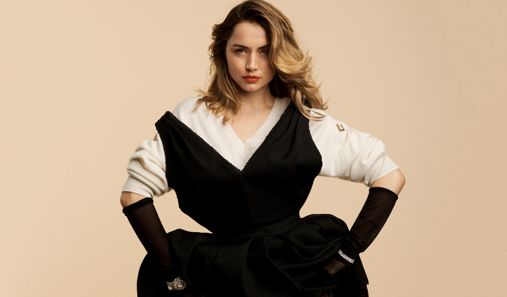 Актриса Ана де Армас в черном платье