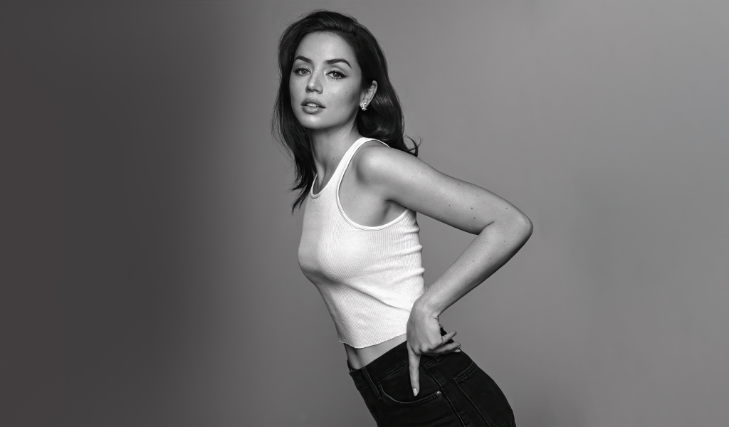 Актриса Ана де Армас в белой майке на сером фоне