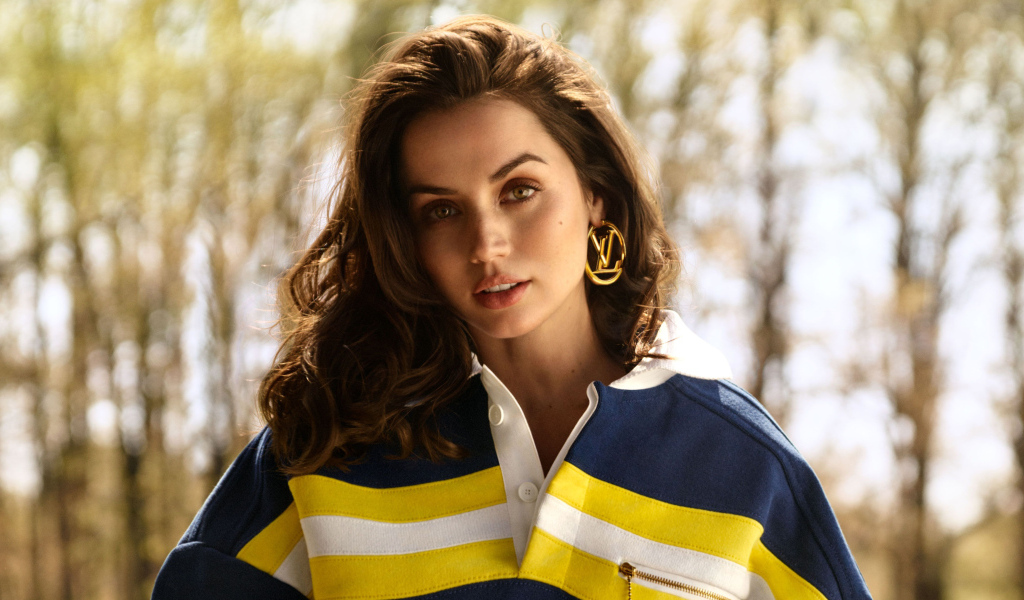 Актриса Ана де Армас с красивыми сережками