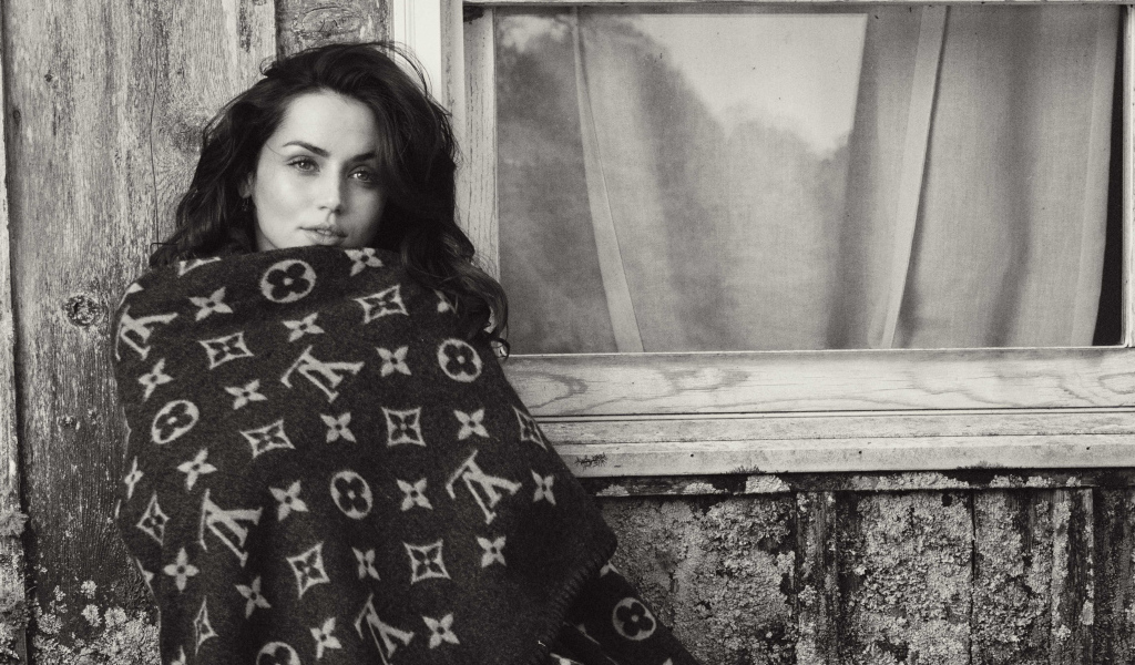 Актриса Ана де Армас укуталась пледом