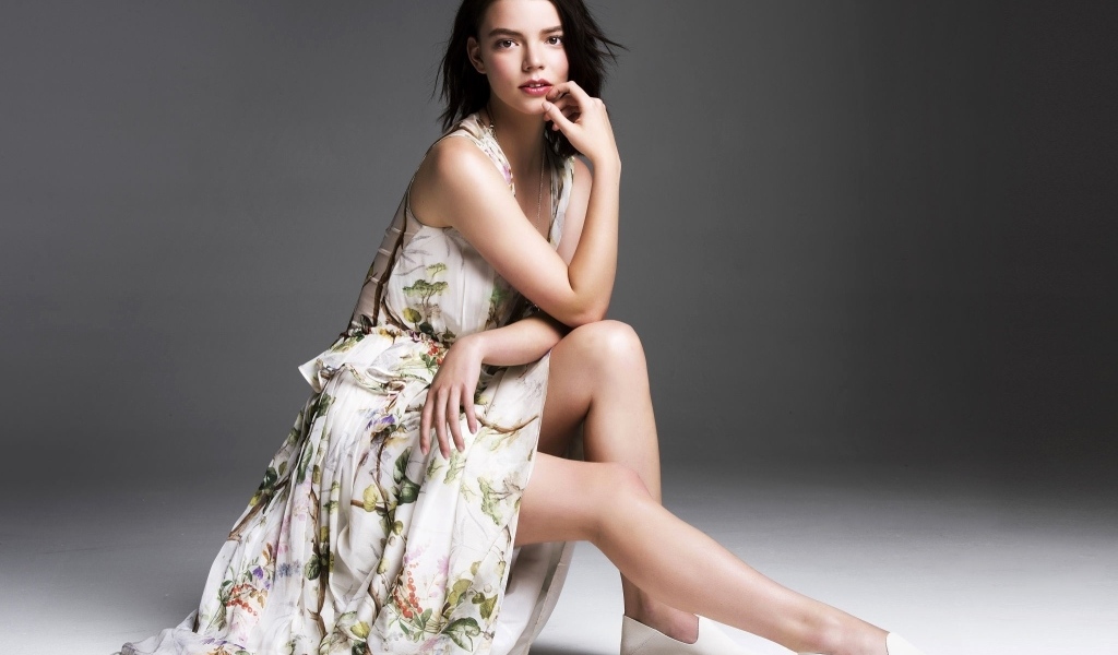 Актриса Аня Тейлор-Джой в красивом платье на сером фоне