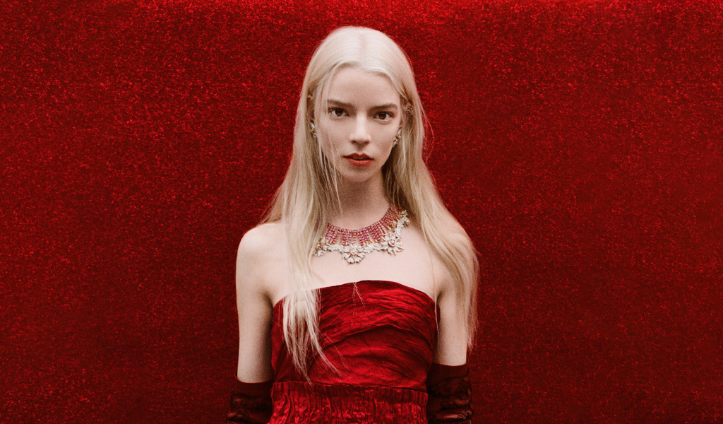 Актриса Аня Тейлор-Джой на красном фоне