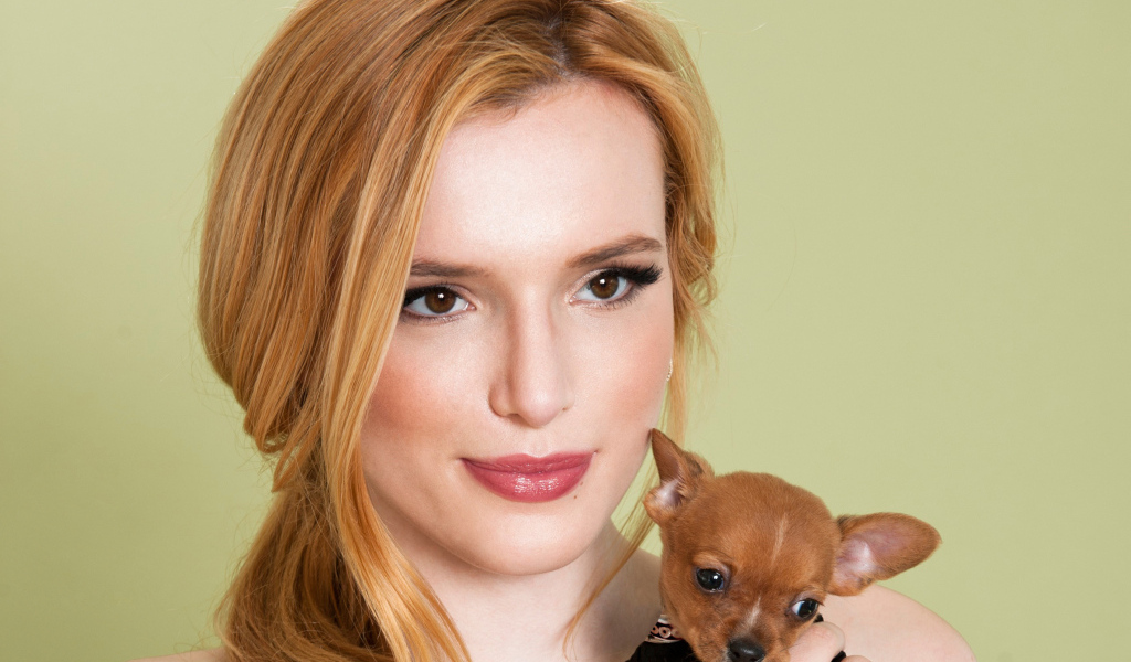 Актриса Белла Торн с маленькой собачкой