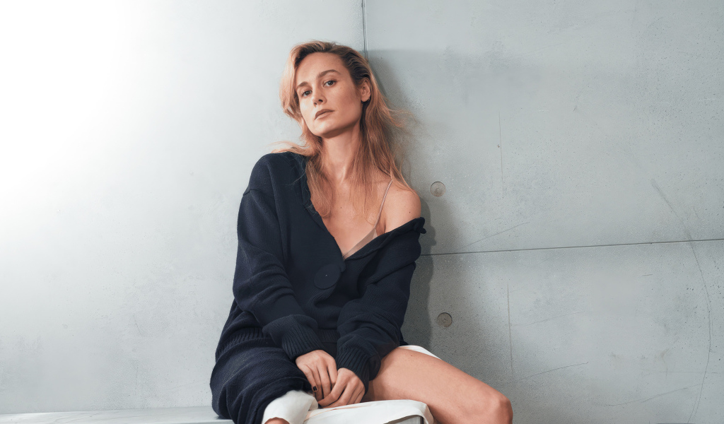 Актриса Бри Ларсон на фоне серой стены