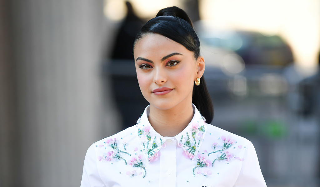 Актриса Камила Мендес в рубашке