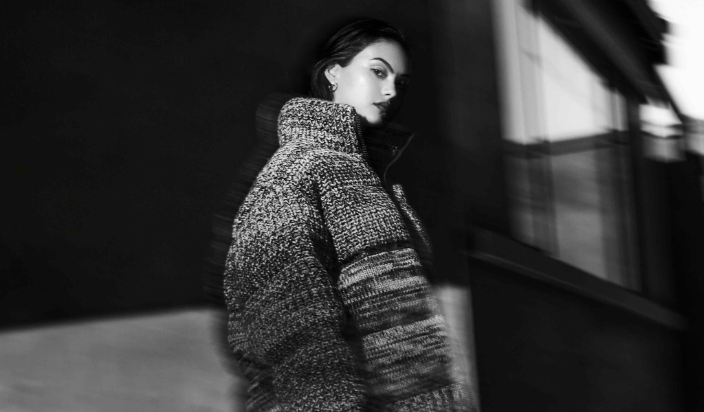 Актриса Камила Мендес в теплом свитере