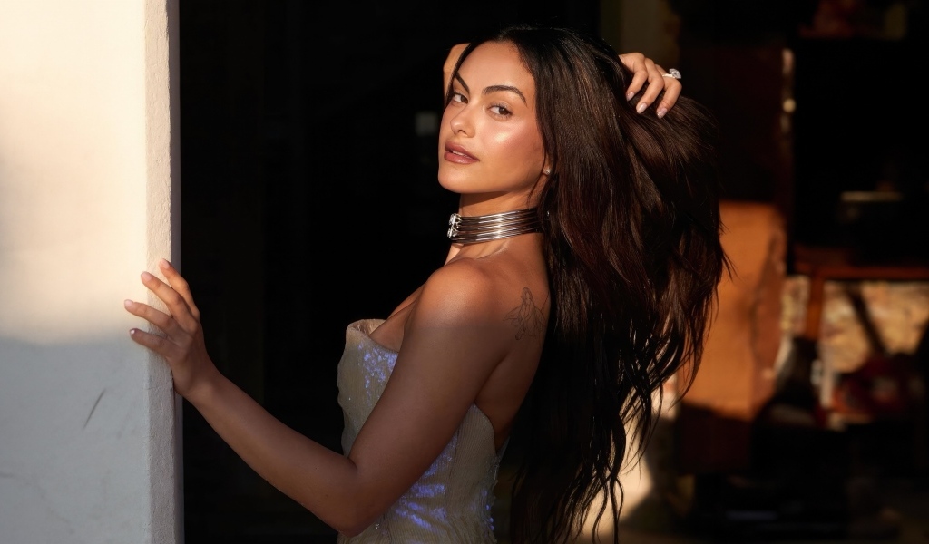 Актриса Камила Мендес в лучах солнца