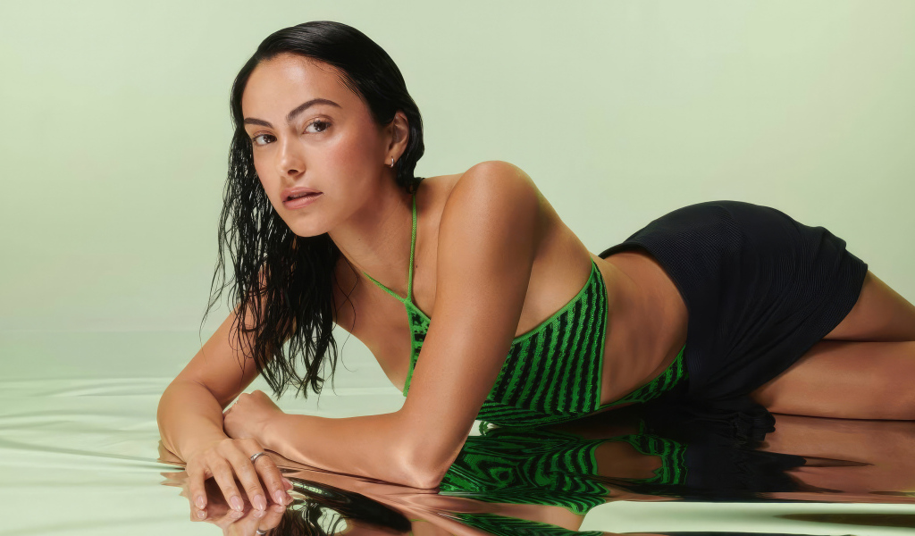 Актриса Камила Мендес лежит на полу