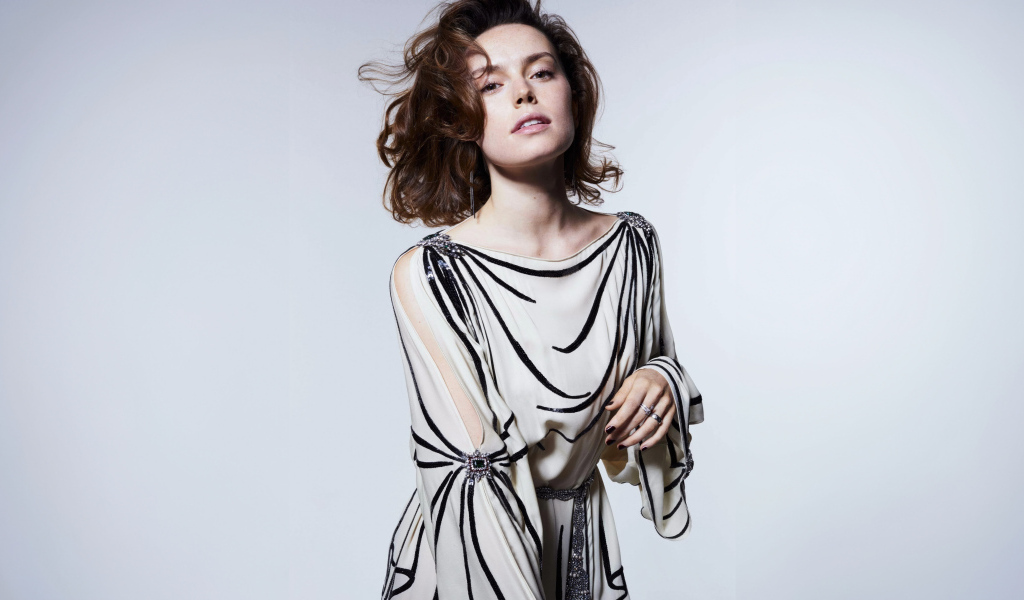 Актриса Дейзи Ридли в платье на сером фоне
