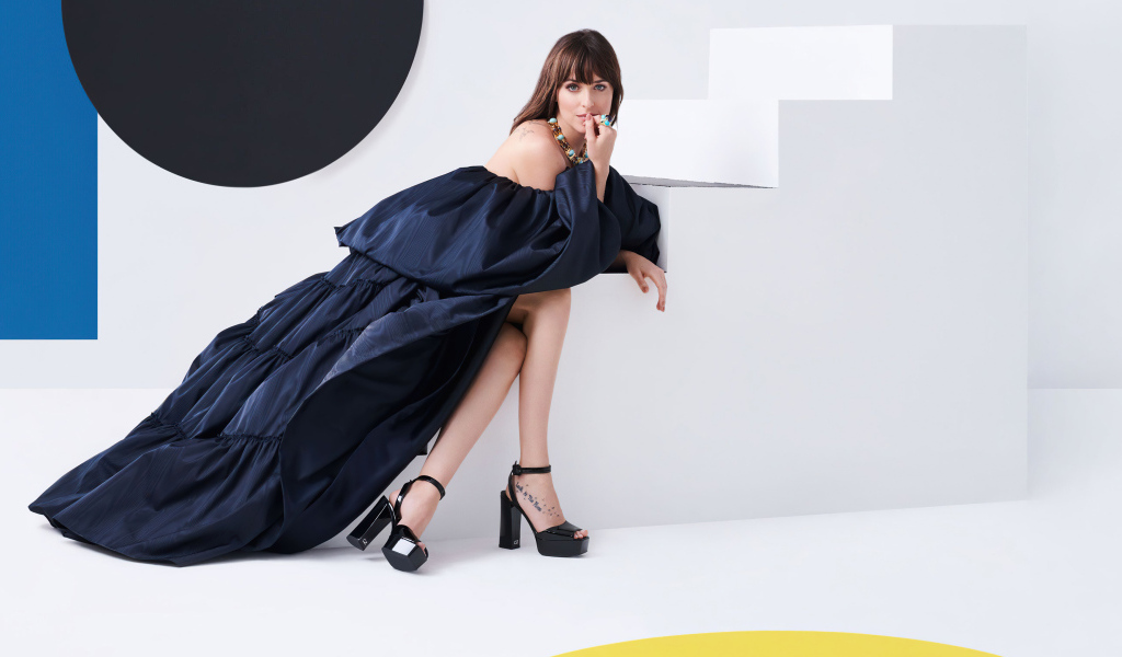 Актриса Дакота Джонсон в красивом черном платье