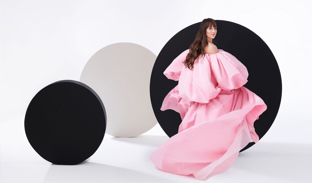 Актриса Дакота Джонсон в красивом розовом платье