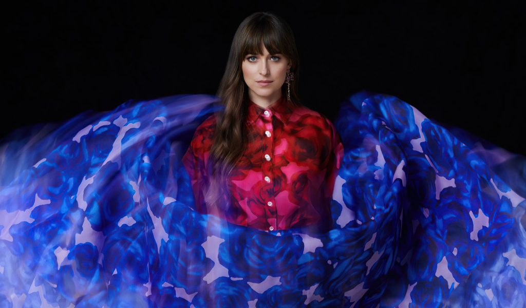 Актриса Дакота Джонсон на черном фоне