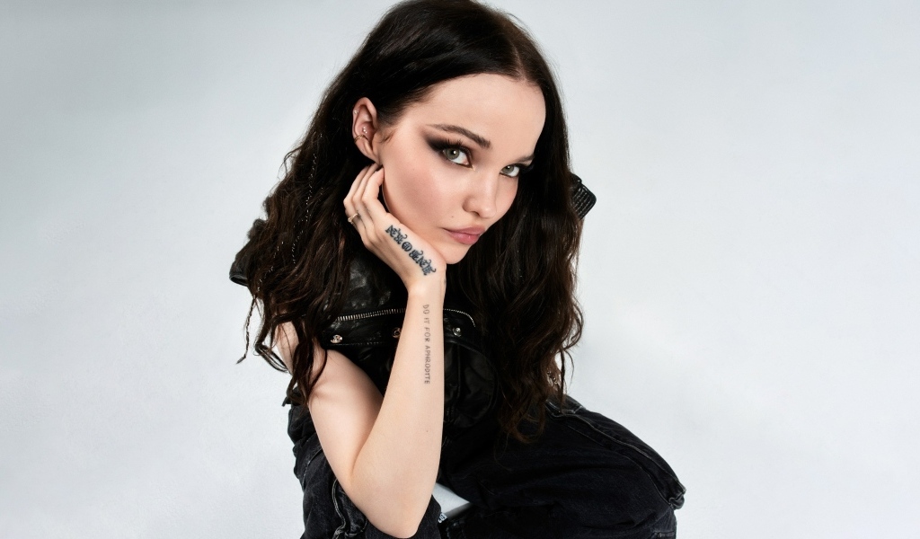 Актриса Дав Кэмерон с темными волосами