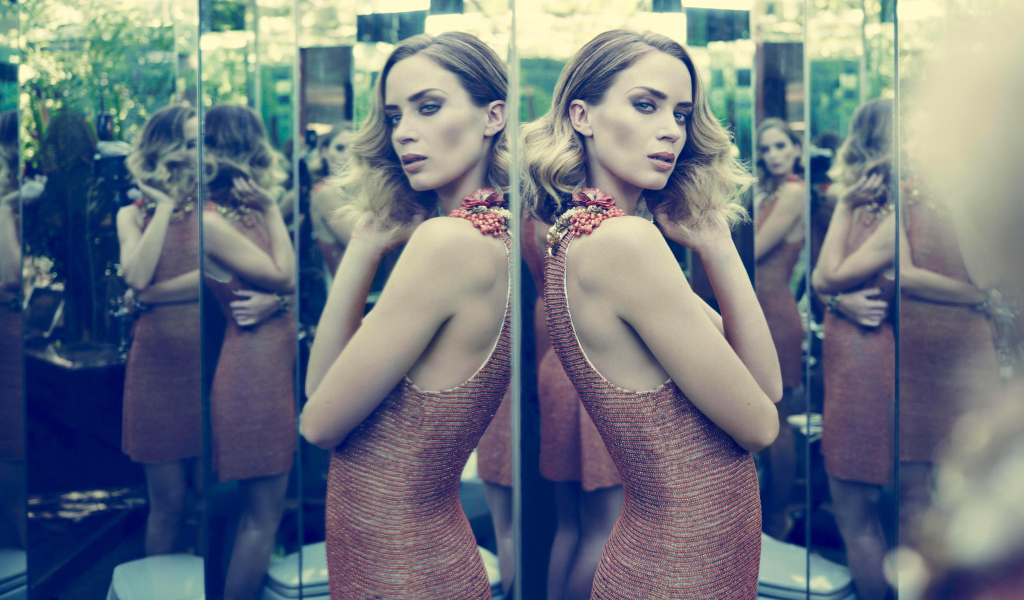 Актриса Эмили Блант отражается в зеркале