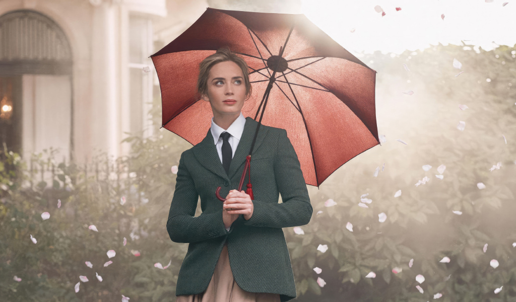 Актриса Эмили Блант стоит под зонтом