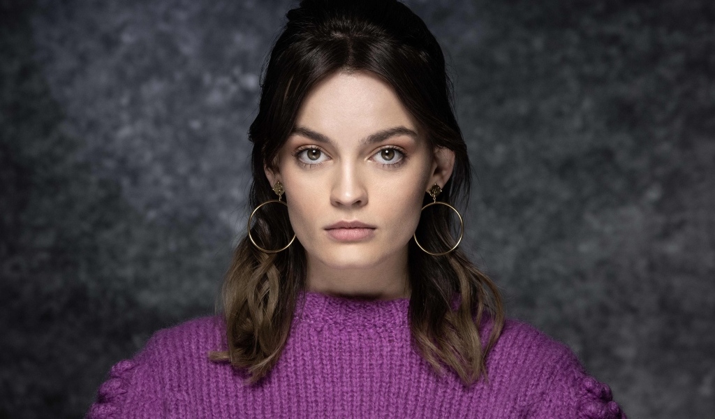 Актриса Эмма Маки на сером фоне