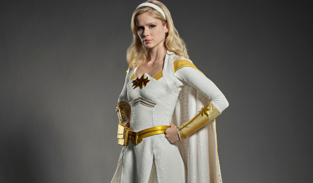 Актриса Эрин Мориарти в платье на сером фоне