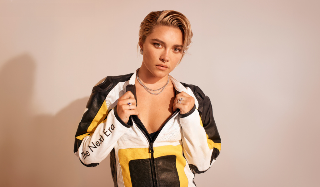 Актриса Флоренс Пью в спортивной куртке на розовом фоне