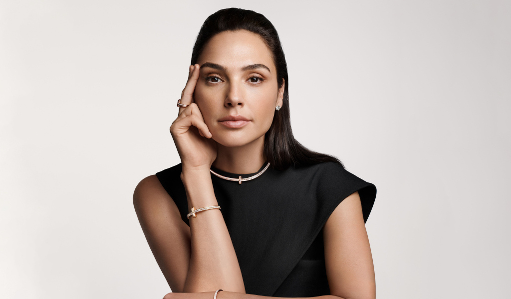 Актриса Галь Гадот в черном платье