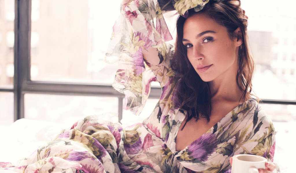 Актриса Галь Гадот в цветастом платье