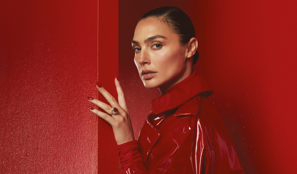 Актриса Галь Гадот в красной кожаной куртке