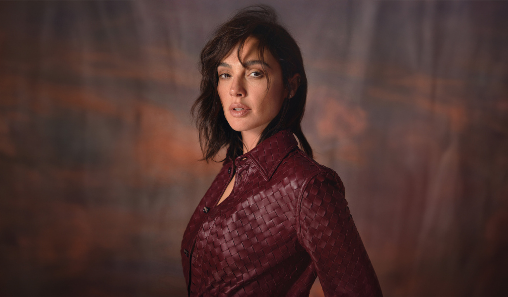 Актриса Галь Гадот в красной кожаной куртке