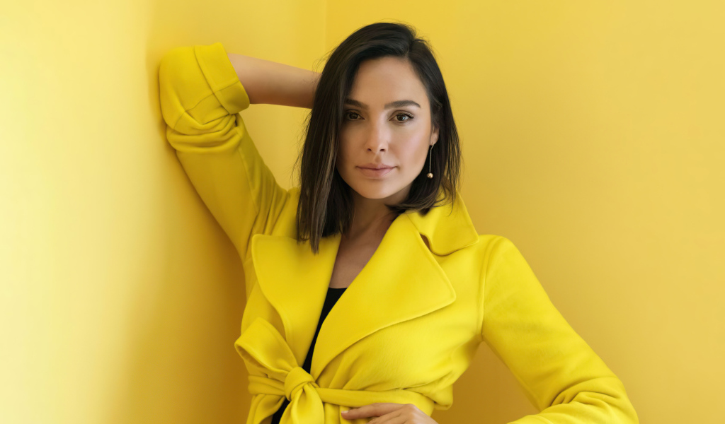 Актриса Галь Гадот на желтом фоне