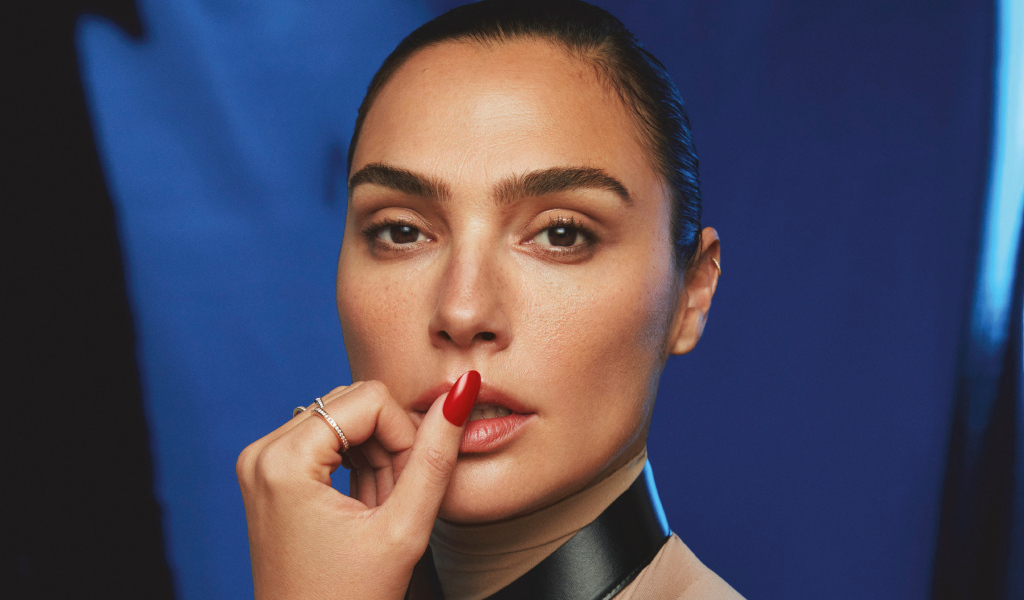 Красный маникюр у актрисы Галь Гадот