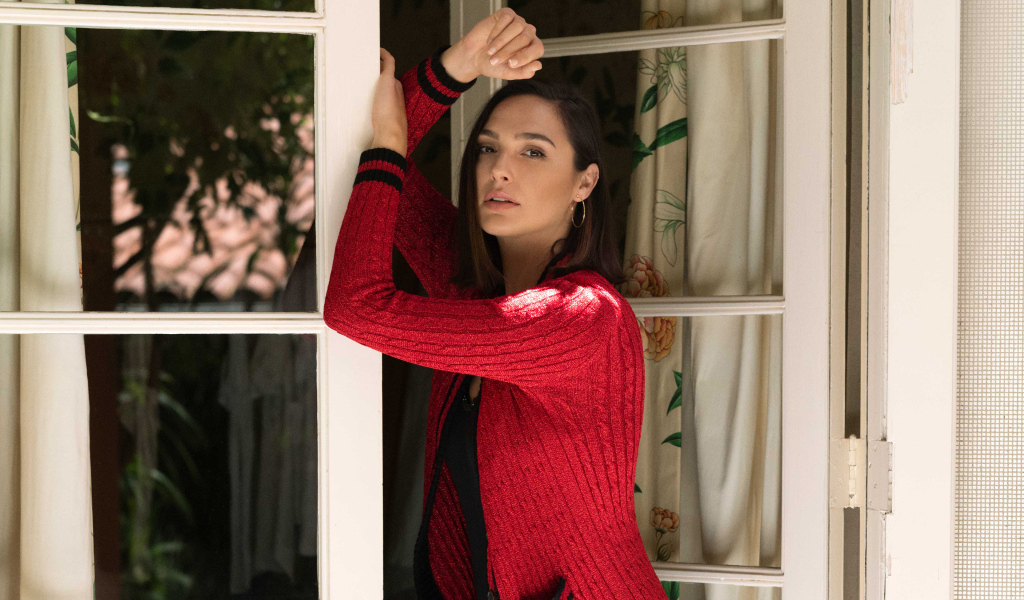 Актриса Галь Гадот стоит у окна