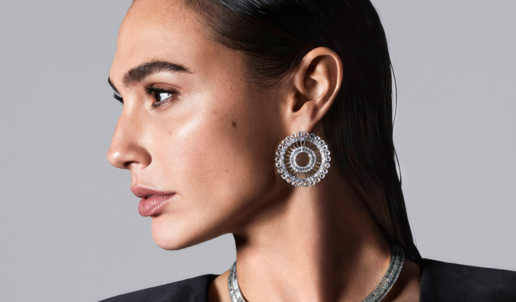 Красивые серьги у актрисы Галь Гадот