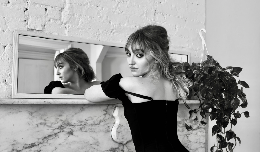 Актриса Гален Хоппер стоит у зеркала