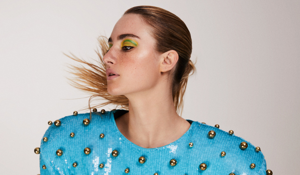 Актриса Грейс ван Паттен на сером фоне