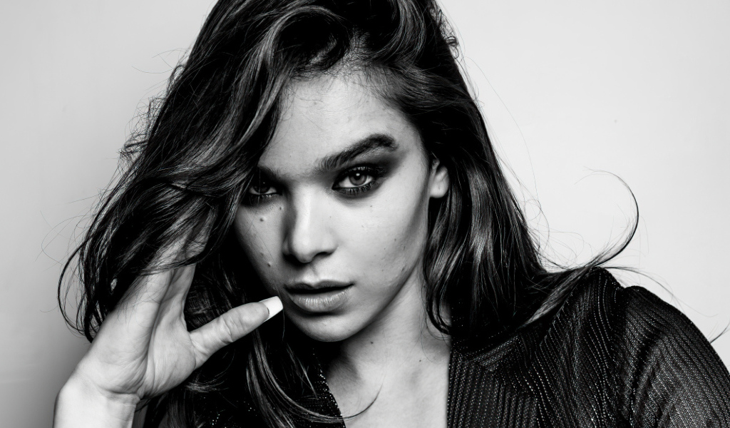 Актриса Хейли Стейнфилд черно-белое фото