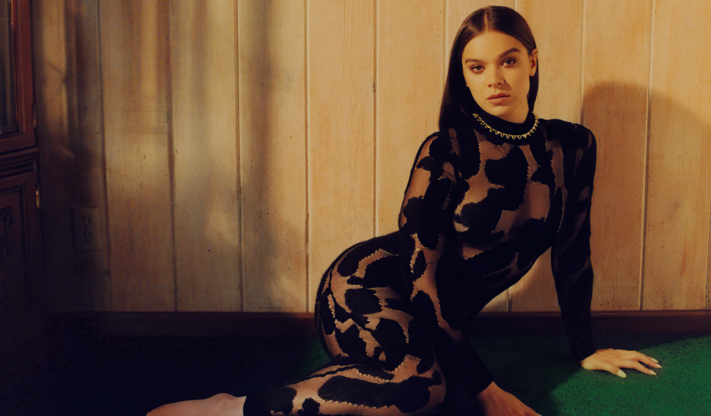 Актриса Хейли Стейнфилд в черном платье у стены