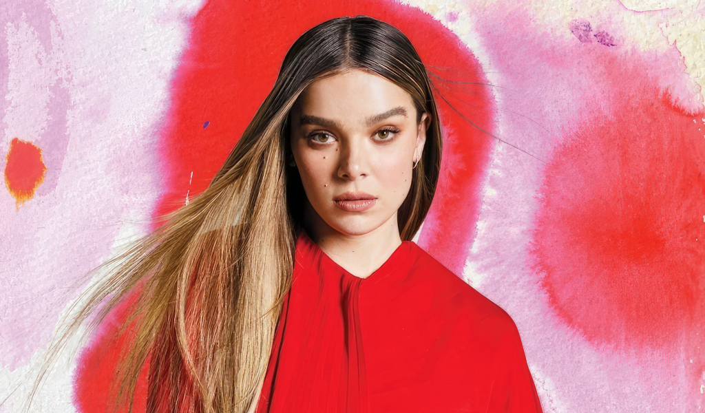 Актриса Хейли Стайнфелд на красном фоне