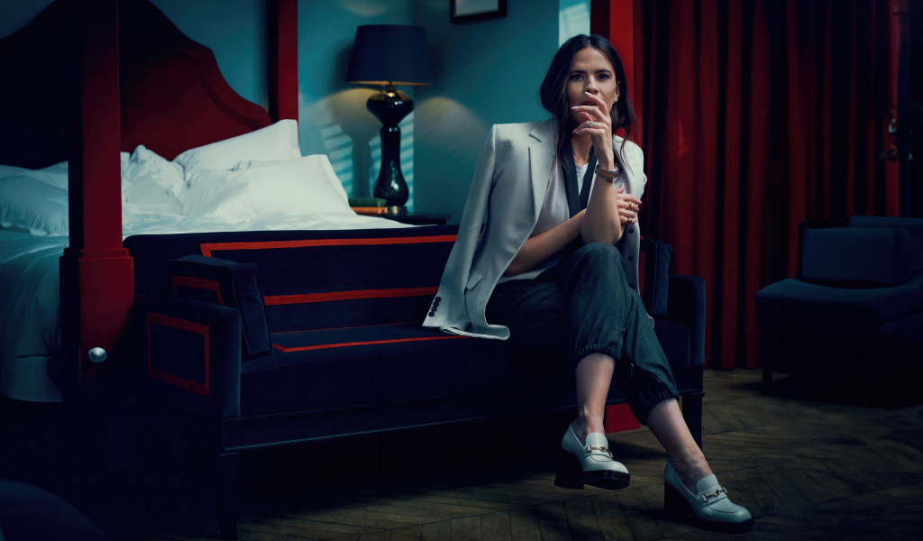 Актриса Хейли Этвелл сидит на кровати