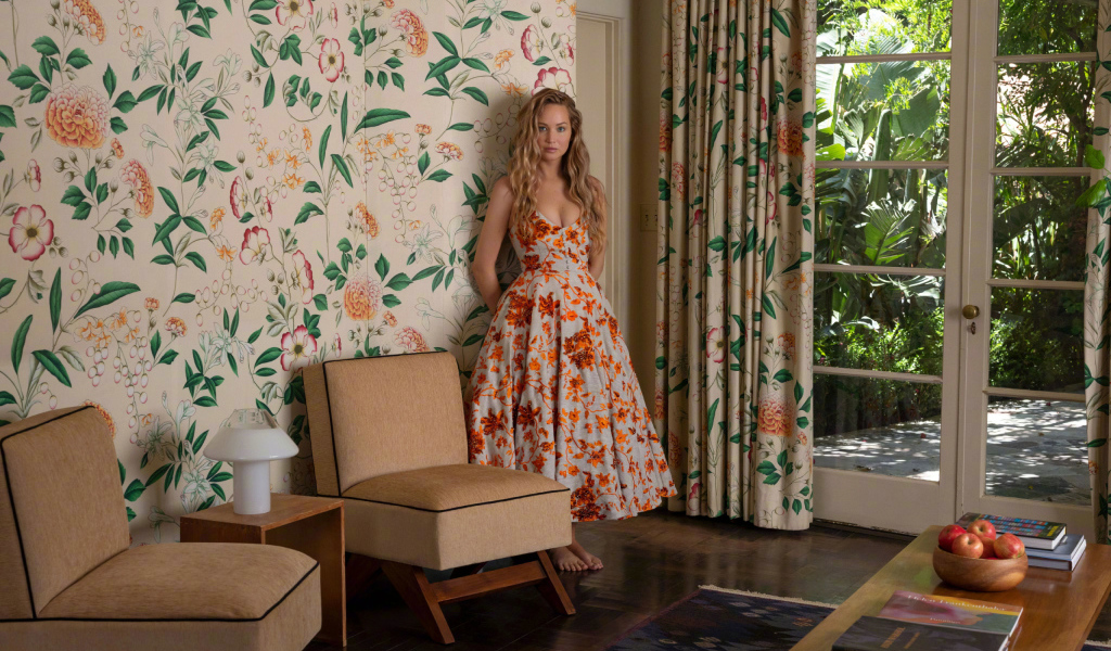 Актриса Дженнифер Лоуренс в красивом платье в комнате