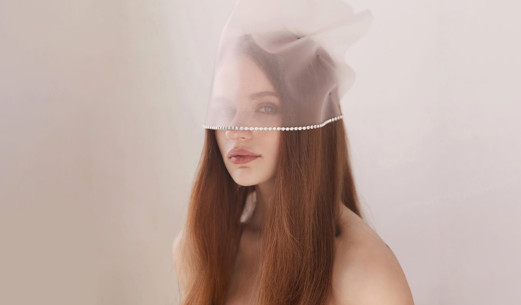 Актриса Джоуи Кинг с вуалью на лице