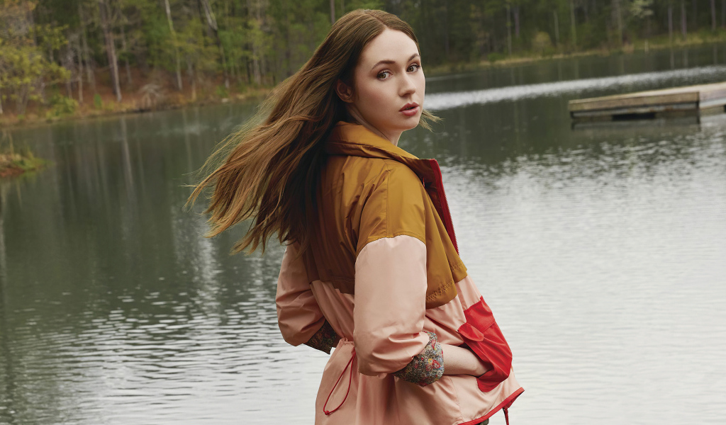 Актриса Карен Гиллан стоит у воды