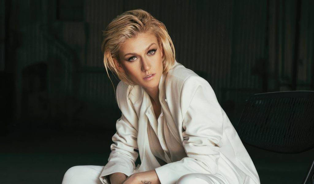 Актриса Кэтрин Макнамара в белом костюме