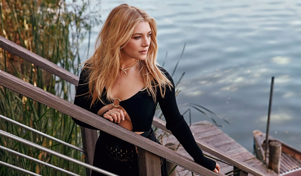 Актриса Кэтрин Винник стоит на мосту