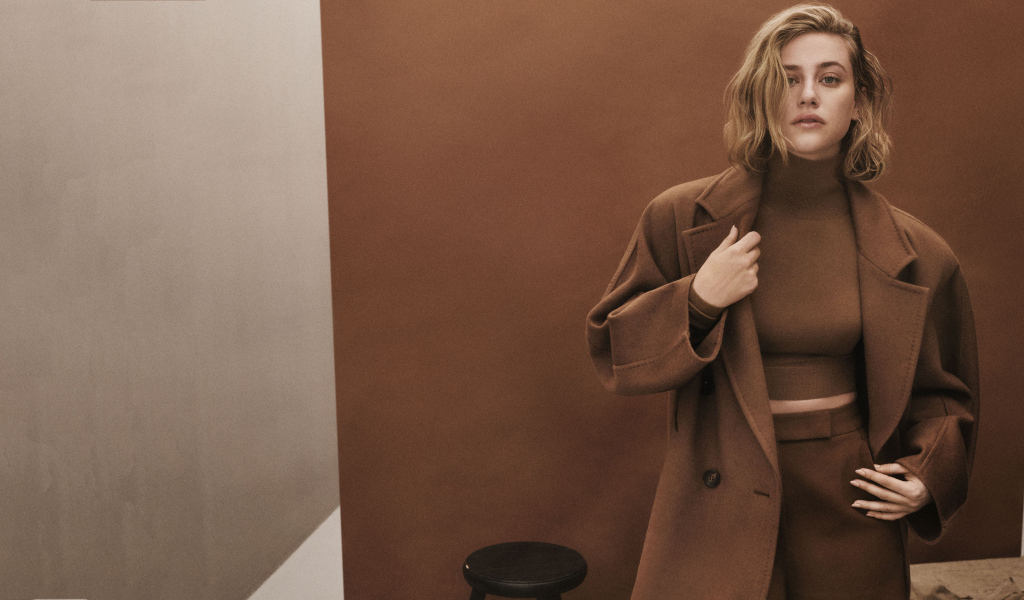 Актриса Лили Рейнхарт в коричневом пальто
