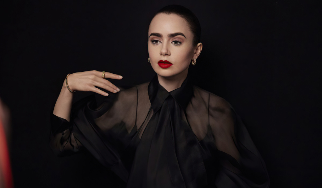 Актриса Лили Коллинз в черном наряде