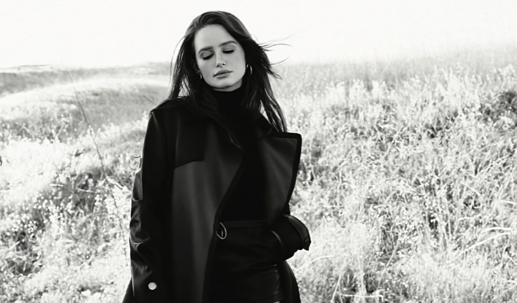 Актриса Мэделин Петш в черном пальто