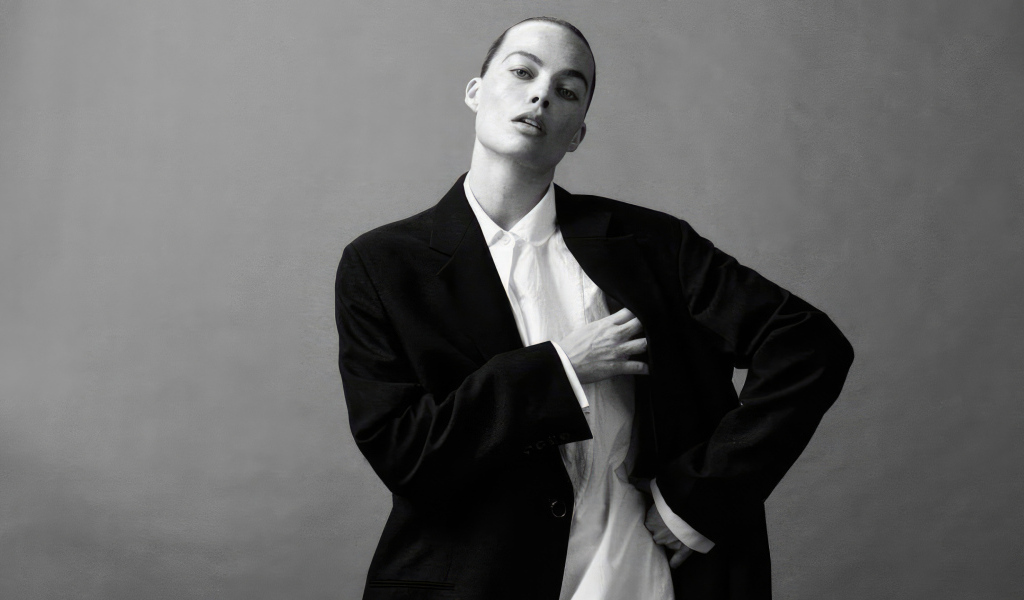 Актриса Марго Робби в костюме на сером фоне