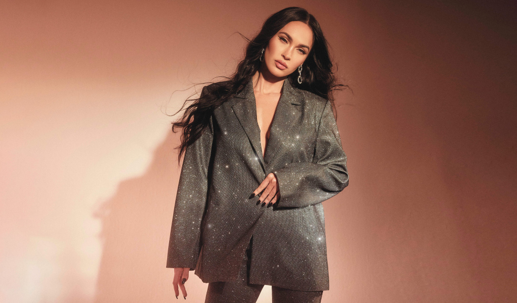 Актриса Меган Фокс в ярком костюме у стены