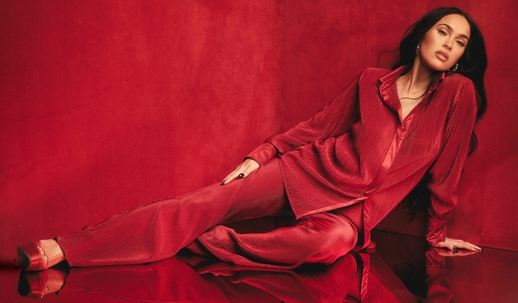 Актриса Меган Фокс в красном костюме