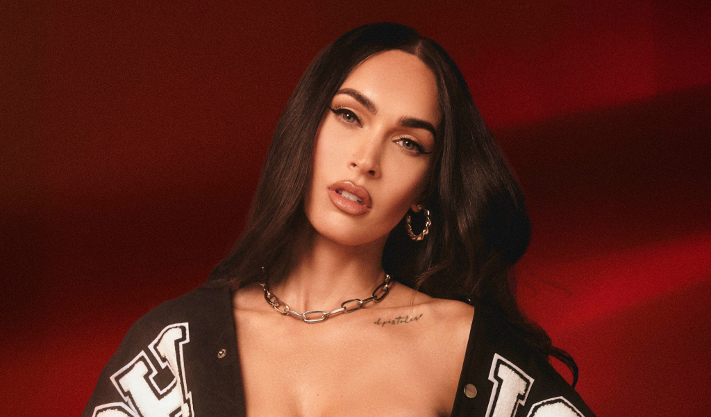 Актриса Меган Фокс на красном фоне