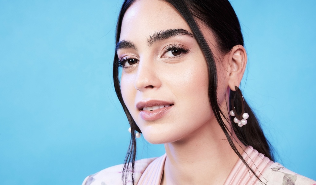 Актриса Мелисса Баррера на голубом фоне